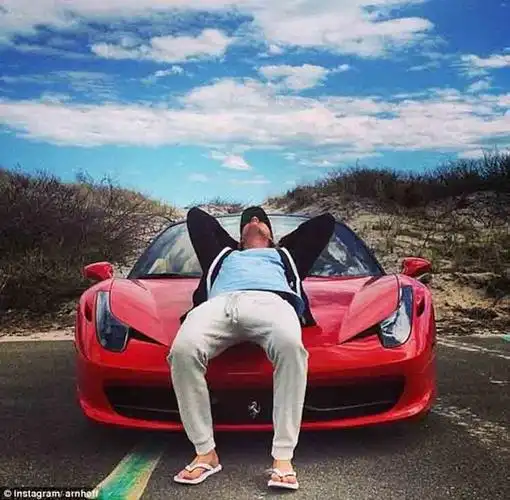 国外年轻富二代网上炫富 晒私人游艇飞机