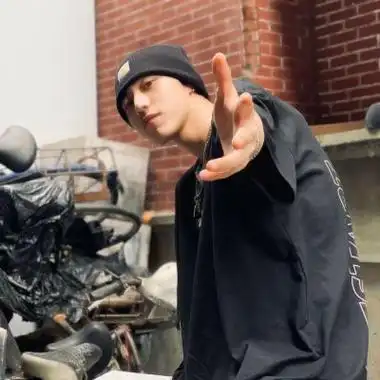 高级感满满的潮男酷男头像真人图片-男生头像-糖果壁纸