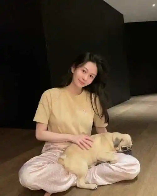 邱淑贞大女儿沈月穿睡衣晒素颜照