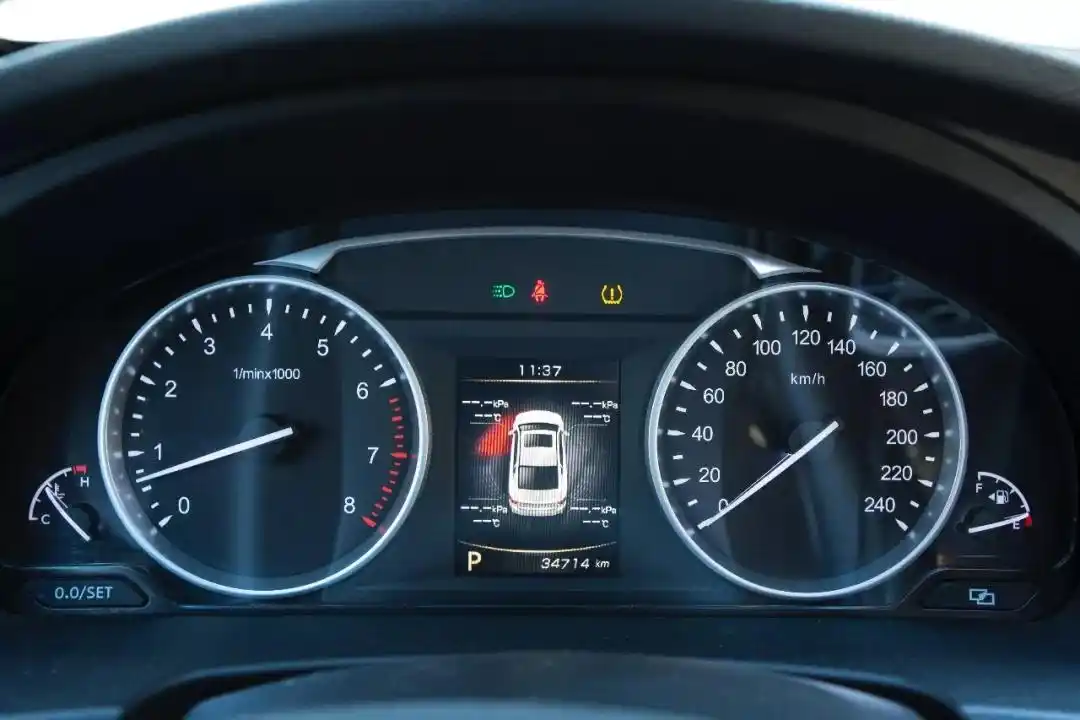 如果胎压持续降低,则需要下车检查故障轮胎此期间请保持双跳灯开启,身