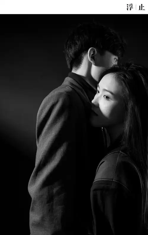 黑白情侣肖像