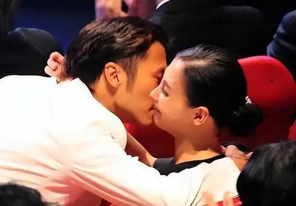 当风波来临时,作为丈夫的谢霆锋第一时间站出来,为妻子承受了风风雨雨