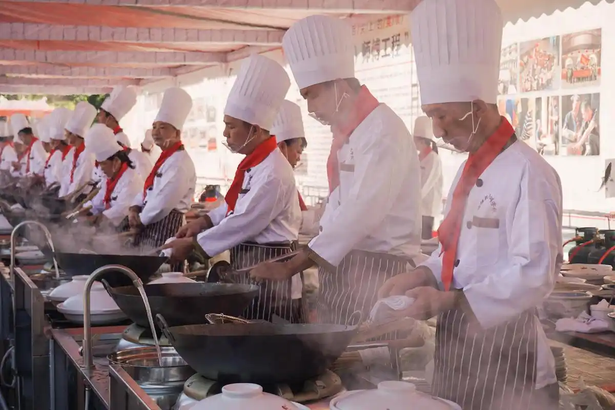 厨师们开始翻炒油锅,顿时香味扑鼻,烟雾