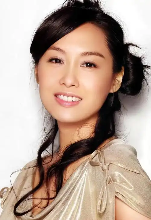 朱茵拍戏思念女儿 深夜发文感恩老公