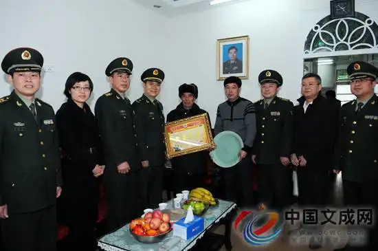 省委常委省军区政委王新海来文慰问雷炳成将军亲属