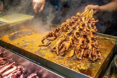 美食街的烤鱿鱼 铁板鱿鱼