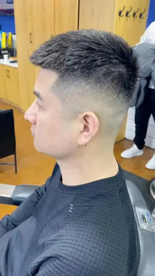 美式前刺,比栗子头多了一份精气神,好打理,适合手残党的一款帅气发型!