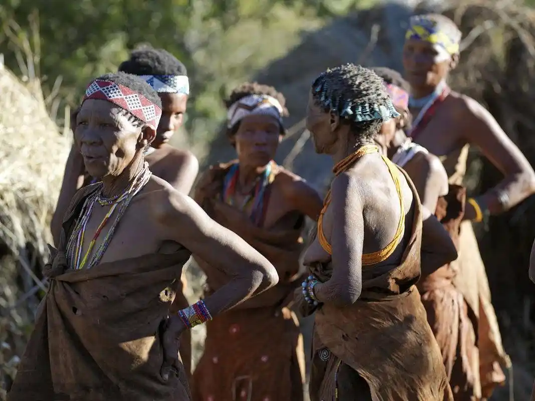 为了获得生存所需要的水源和食物,布须曼人在夏季常常聚族而居,而到