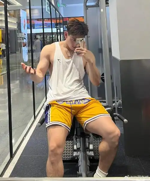 肌肉帅哥营超话#肌肉男大#腹肌男大超话#帅哥#男大学生健身日常超话