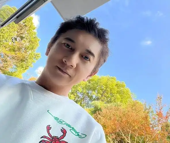 吴奇隆久违分享自拍照,嘴唇发白没有血色,瘦了很多心情不是很好