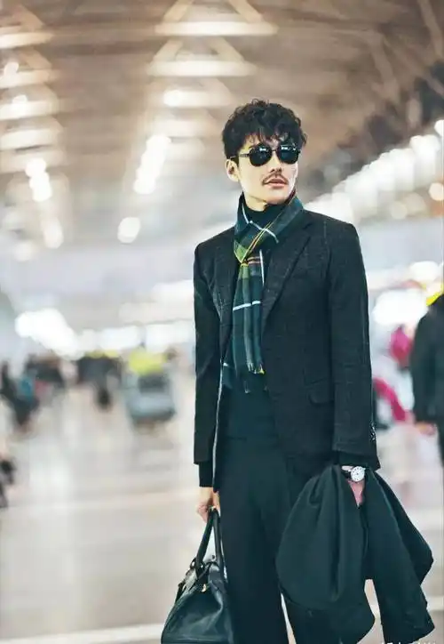 服饰,只有魁梧的身材率先"成型",你的男子汉气概才能够得到充分地展现