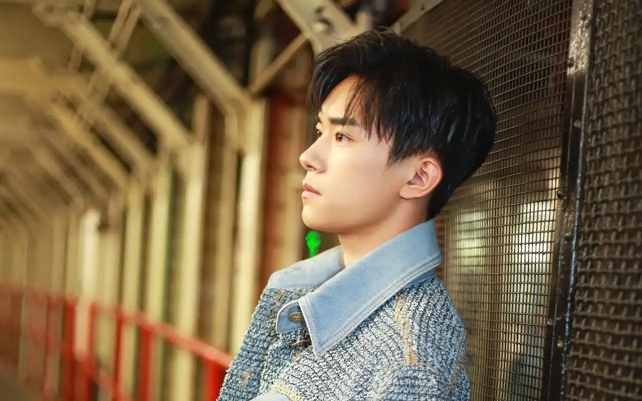 易烊千玺街拍写真帅气图片桌面壁纸