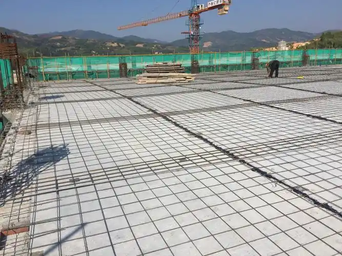 米栏板模板施工,砼浇筑完成; 2,2#平房仓双t板间缝隙灌缝,板面现浇带