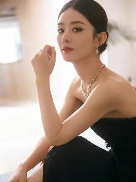 事实证明,从穷女孩逆袭大明星的36岁赵丽颖,走上了另一条大道