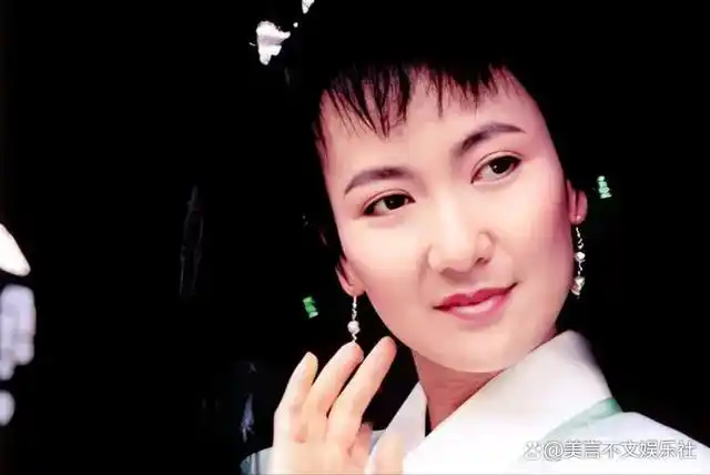 重温《新白娘子传奇》,发现一直做陪衬的小青,才是真正的大女主