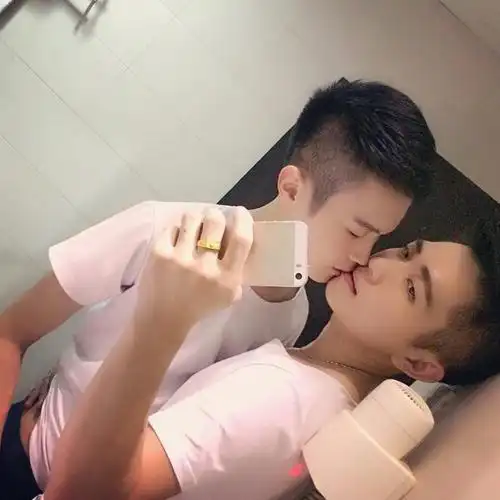 我的死党是gay(请大家不要喷)左边是他右边他男朋友.他们为了对方已经