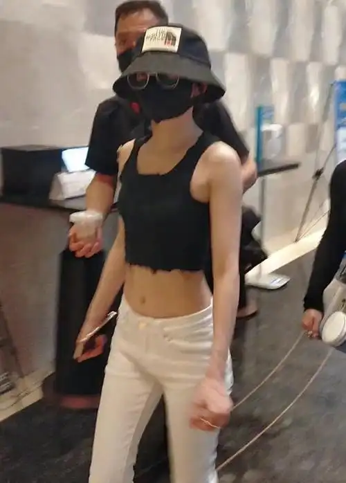 158cm的张韶涵身材好棒bm背心露出蚂蚁腰41公斤还有腹肌