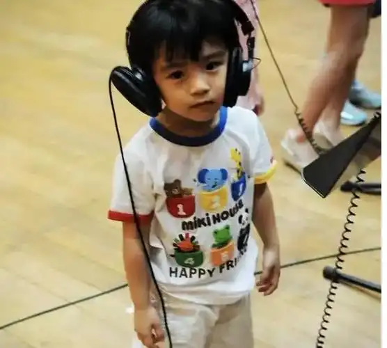 娱乐:张柏芝晒谢振轩近照,谢振轩比妈妈还高,长相酷似谢霆锋