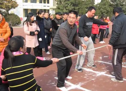 柳新中心中学举行庆三八拔河比赛