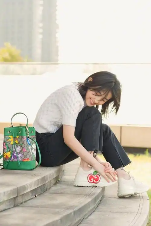 张子枫认真打扮真的好美,白色短袖毛衣配牛仔裤,甜美又迷人