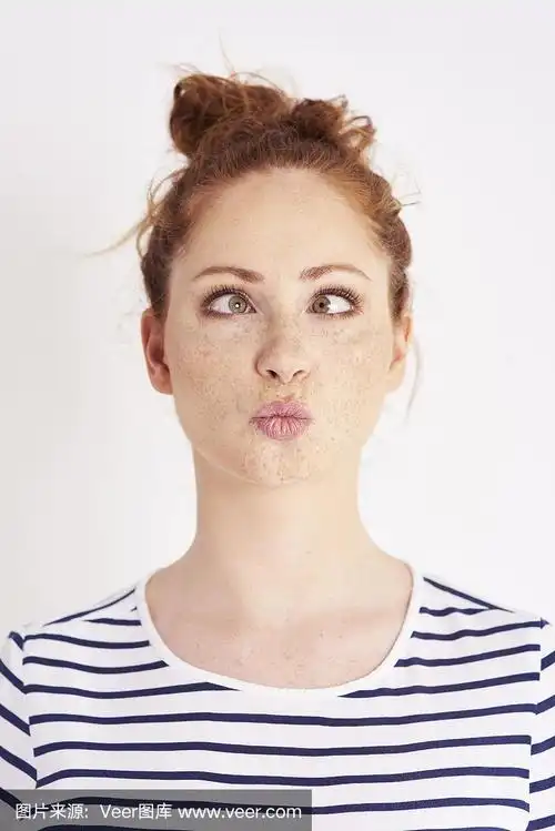 斗鸡眼的女孩在摄影棚里做鬼脸