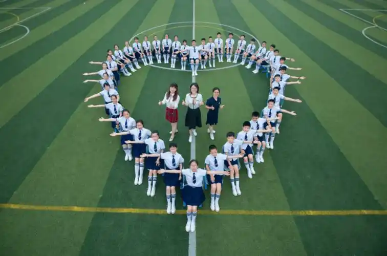 满满回忆来看拱墅娃的创意毕业照