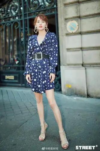 张嘉倪 此次出席巴黎时装周,在受邀观赏chloe2020巴黎春夏大秀后