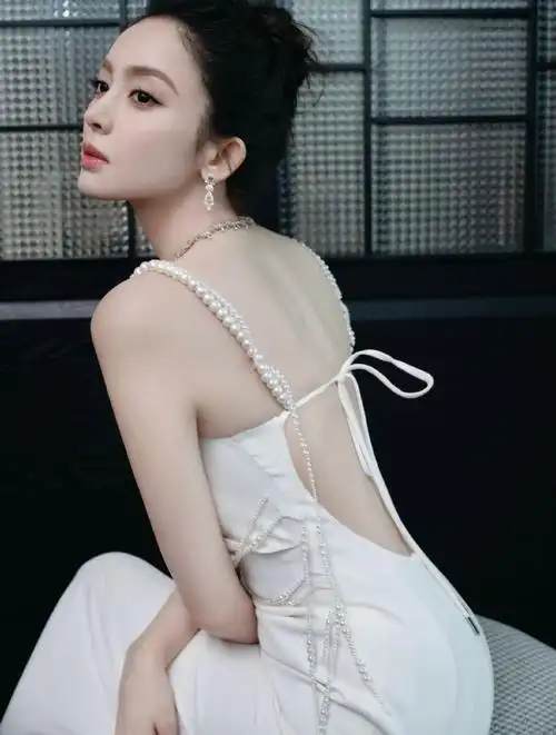 古力娜扎深v西服清冷性感风 五官精致身材火辣——上海热线消费频道