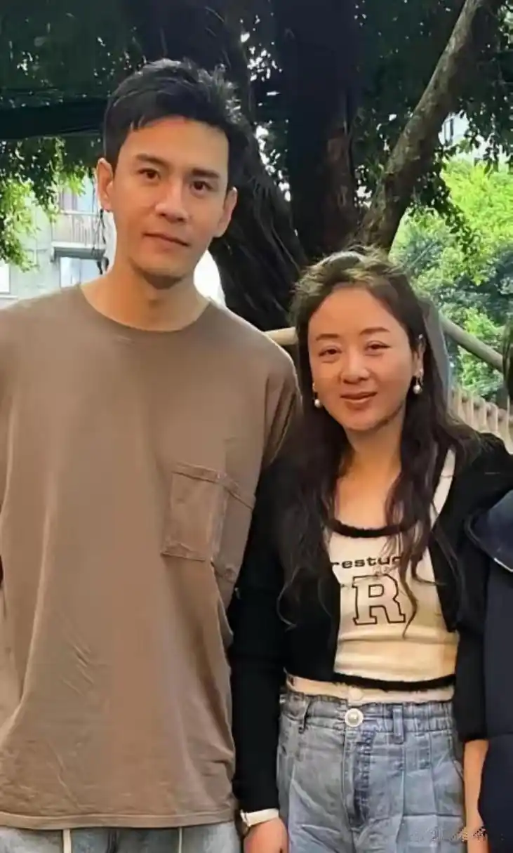 经超和小李琳虽然相差八岁,但看上去就像同龄的夫妻