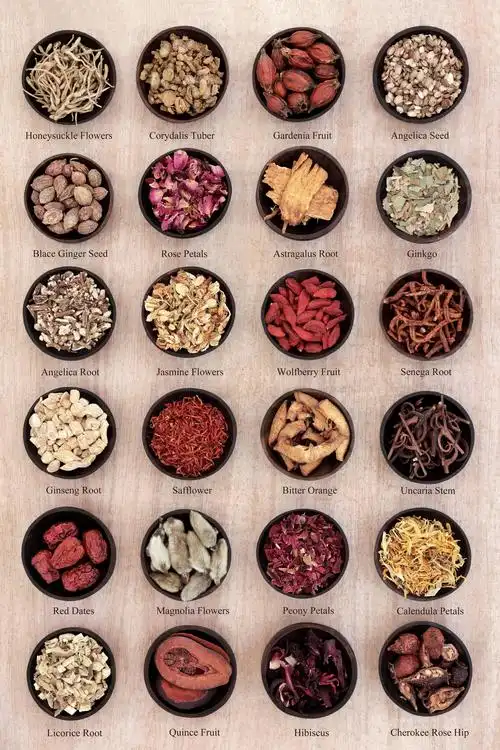 木纹背景中的各种传统中药