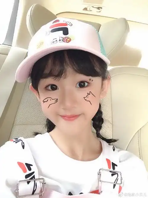 8月8日下午,陆毅十岁女儿贝儿在微博晒出一组可爱自拍,并配文表示:"我