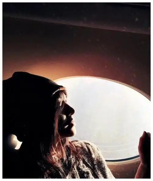 她通过晒出一张侧脸照