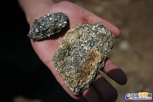 青岛沙滩发现大量闪闪"银石" 村民称自早已有