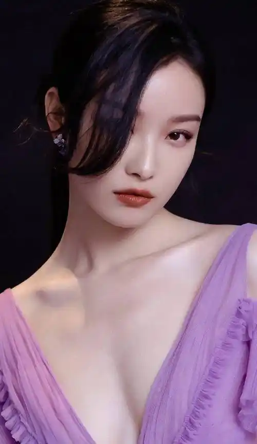 倪妮最新时尚大片,大胆"露出"美背,酷爱墨镜的她又带出新高潮_风格