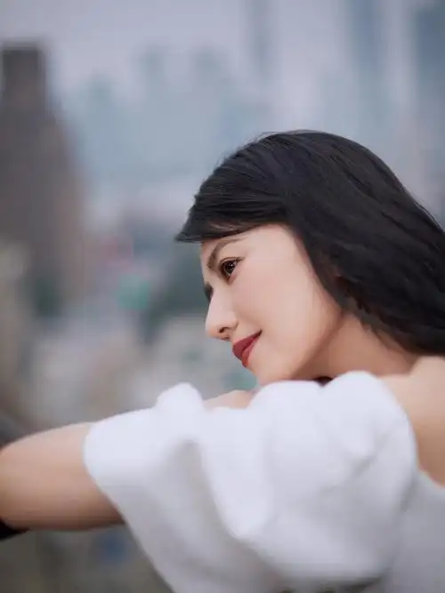 高圆圆生图美炸了卷发配白色连衣裙气质优雅不愧是虎扑女神