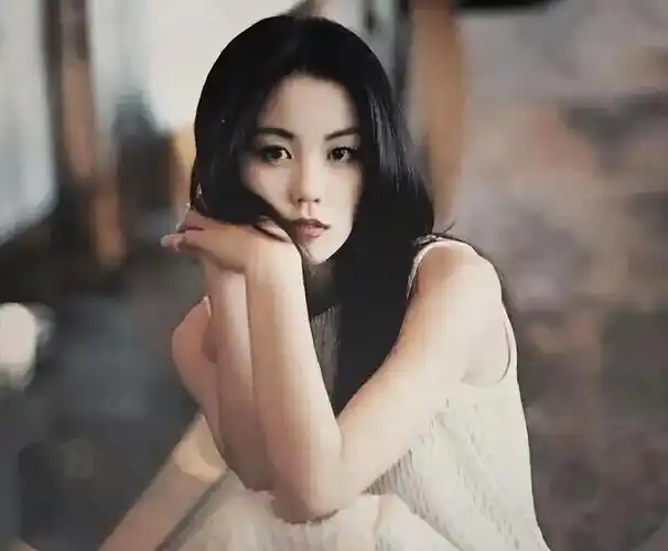 梅艳芳是多栖艺人,但唱歌绝对是她最擅长的一件事,而且她年轻的时候