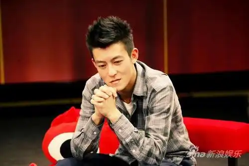 图文:陈冠希独家做客-陈冠希认真思考