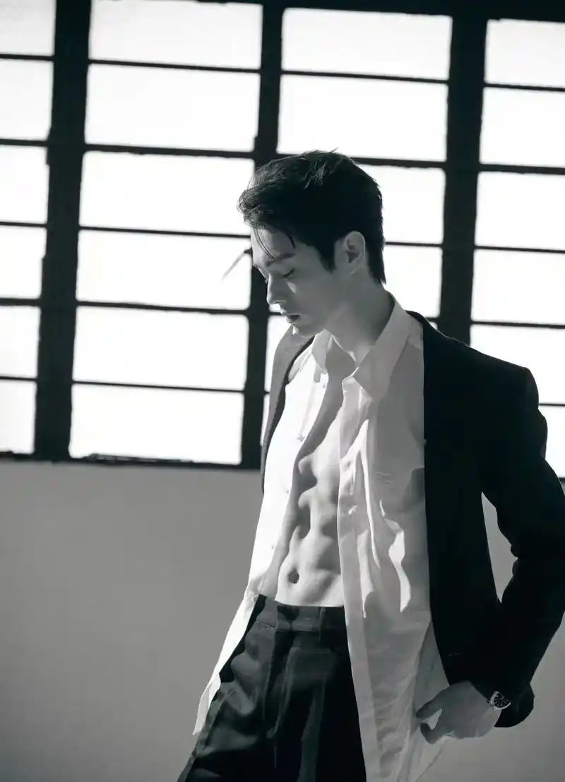 kk有腹肌.#霸总氛围感 #西装杀 #你的男友已上线 # - 抖音