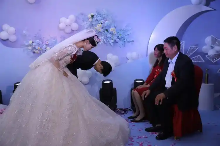 人生何止初见,心系跟深所以更远#都来沾沾喜气吧 #接亲现场 - 抖音