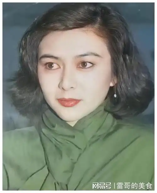 61岁关之琳惊现大理酒吧跳舞!发现被偷拍忙遮掩!同台男士引注