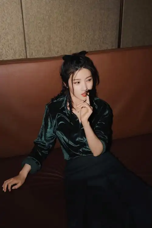 杨子姗最新写真曝光学院风造型俏皮感十足