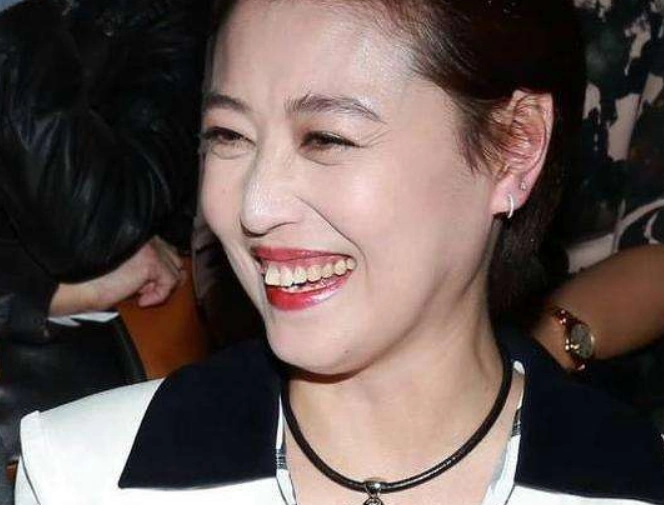 不过周海媚的牙齿被吐槽就情有可原了,本来周海媚年轻的时候是没有