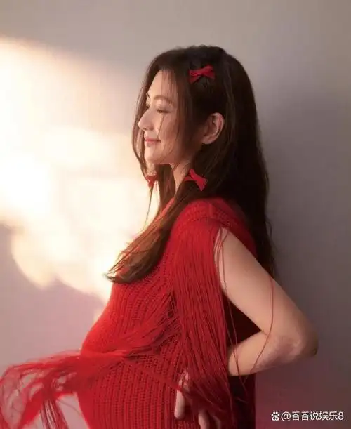 照片中,selina温柔地轻抚着隆起的孕肚,脸上洋溢着灿烂的笑容,眼神中