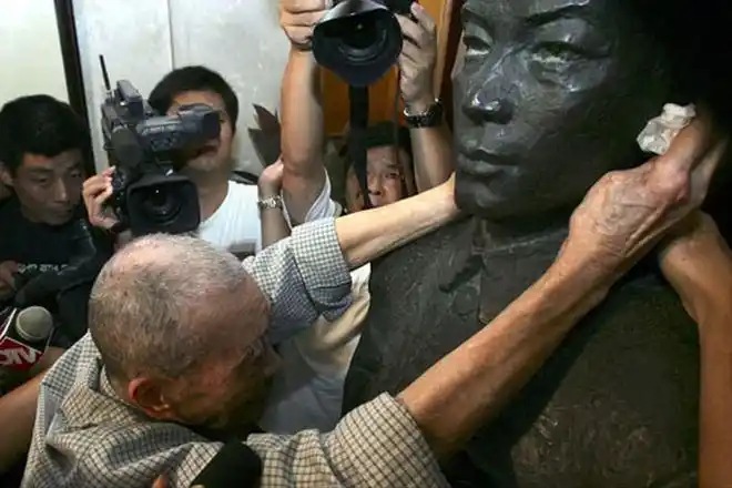 41年抗日英雄谢晋元牺牲30万军民含泪相送4名叛徒是何下场