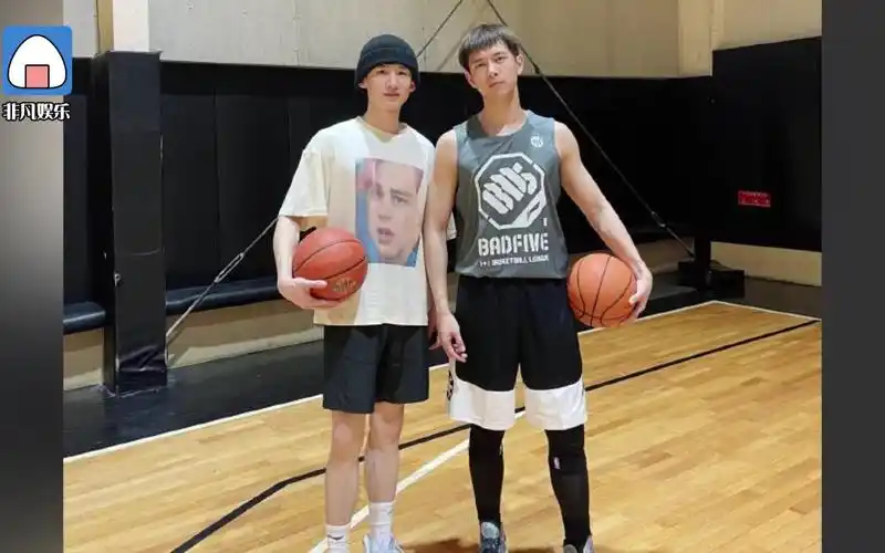 梦幻联动!李现晒与白敬亭打篮球合照青春帅气