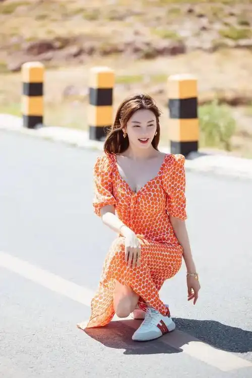 张雨绮红伞造型太惹眼露肩上衣配短裙女人味挥之不去