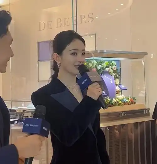 赵丽颖现身成都,眼神恍惚满脸疲惫,脚踩恨天高被嘲像微商显土气