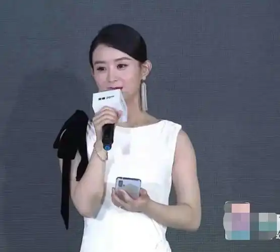 赵丽颖复出"幸福胖"明显,胳膊处肉挤到一块,脸部也更加圆润