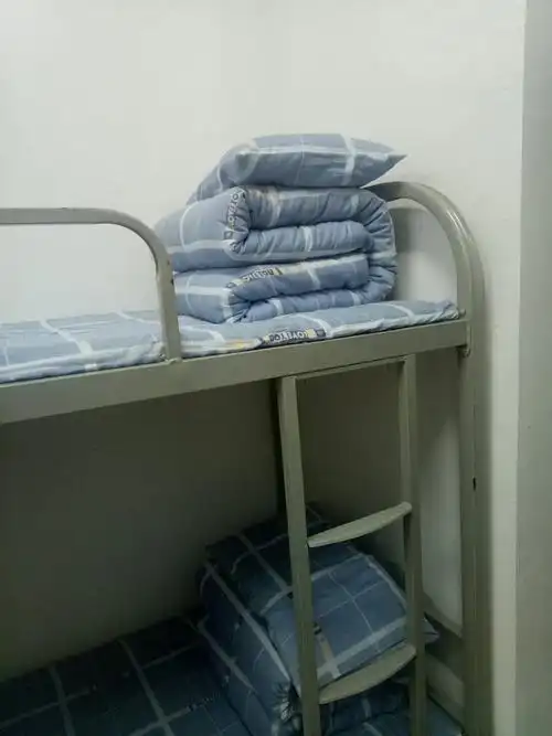 寝室里随处可见的"豆腐块"状被子.