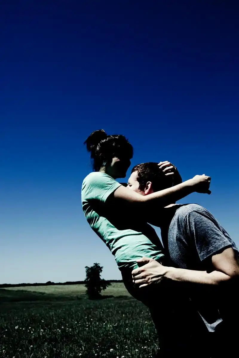 让两个人之间的爱情升温,需要双方共同努力,沟通,关爱和尊重.